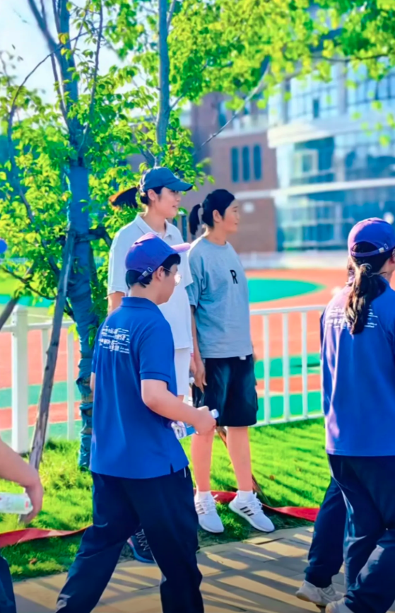 她的出现还, XwF, inews
