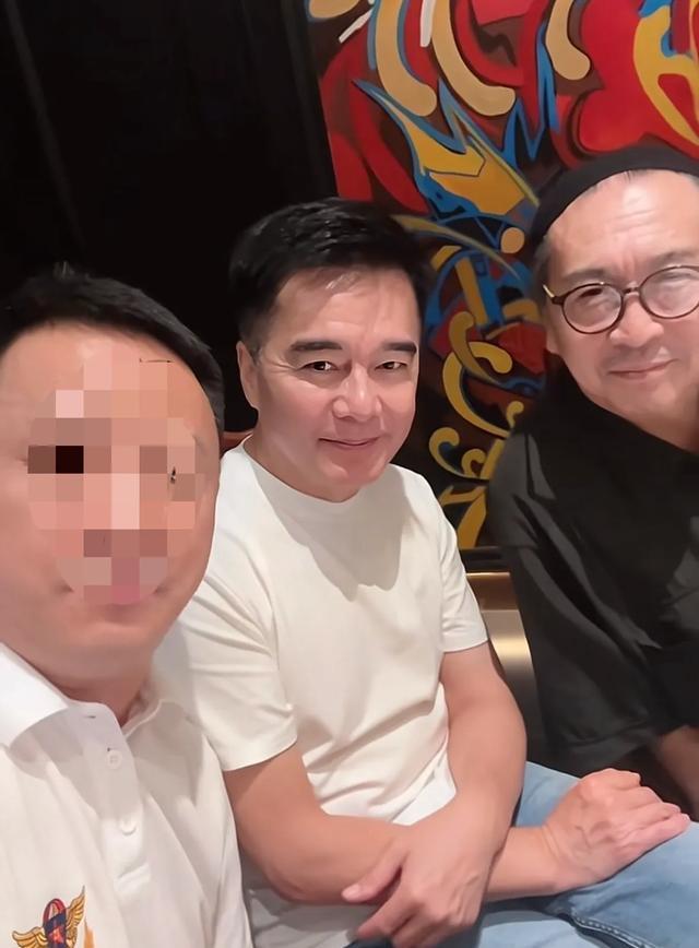 默坐旁边, 照片, 在其中
