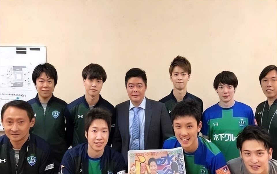 步步打到甲, 教练